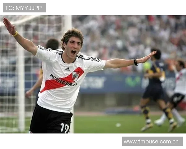 足球场上的传奇之路:从青涩少年到世界巨星的成长故事 足球场上的传奇之路:从青涩少年到世界巨星的成长故事